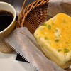 Hearth Brown - パン①ふわふわ枝豆チーズ(税込209円)
                確かにふわふわでチーズと枝豆が良い塩梅。
                お飲み物①HOT珈琲(税込286円)
                パンと珈琲でお会計は495円也