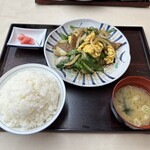 白樺 - ニラレバ定食(950円)