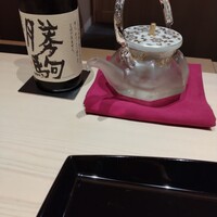 日本料理 山崎 - 酒器がおもろいの使ってるね。中央部に氷が入った急須みたいなヤツ。