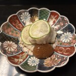 たか田八祥 - ハモ。梅干しのゼリー状なペーストが横に添えられて。薄くカットしたスダチも一緒に食します。