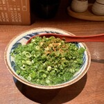 もつ焼とテール デンスケ - ネギまみれですがもつ煮です。