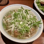 Motsuyaki To Teru Densuke - テールスープ　まずネギをスープに沈めてから頂きます。
