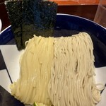 つけそば 神田 勝本 - 麺は平打ち麺と細麺の2種類が楽しめます。