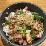 極麺 青二犀 - 醤油風味の大人のチャーシュー丼350円