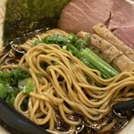 極麺 青二犀 - たまり醤油のいい塩梅の漆黒のスープ ブラックペッパーと相性抜群！