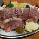 もつ焼きパラダイス富士 - 本日の肉刺し
             レバ・タン