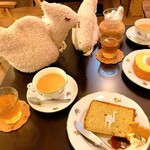 森のらくだ - ポットティーにはらくだのティーコゼーがかけられています。