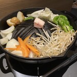 Kiwami Shio Jukusei Jingisukan Yuuhi - 焼き野菜をセットしてジンギスカン鍋を運んでくれます