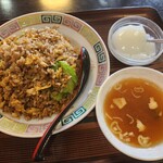 中国料理 海華 - 牛肉レタスチャーハン(スープ、杏仁豆腐付)