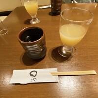 まるや本店 天白本店 - ウェルカムドリンクには、りんごジュースを選びました