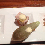 とんかつEnn - 有機人参100%ジュース、４種の肉（牛、鶏、豚、フォアグラ）のテリーヌ、グラパラリーフ、柿の生ハム乗せ