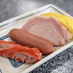 艮作 - おかず盛り合わせ 180円