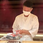 Chiba Takaoka - ◎炭火を使い、カマスを棒寿司を炙っていく。