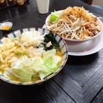 マシマシ高菜先生 - 二郎系肉うどん（鶏肉のせ）900円、ヴィーガンカレーうどん1000円