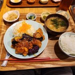 西荻 もがめ食堂 - 鶏と茄子の辛味噌定食（1100円）ご飯おかわり可