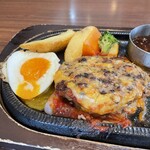 スエヒロ館 - ３枚目はチーズハンバーグのよう。