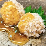 そばの花 - そばの実だんご。鶏のひき肉にそばの実をまぶした蒸しものに甘塩っぱい餡がかけられている。お好みで和芥子をつけて。