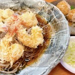 そばの花 - すずしろ天。ぶっかけ蕎麦のに大根のつま、ちぎり海苔と綺麗に花咲く5尾の小海老天が乗る。ネギとワサビは小皿で別添え。