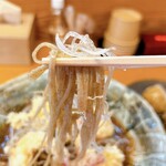 Soba No Hana - 石臼で挽いた玄蕎麦挽きぐるみの二八は細く綺麗に切り揃えられ、星が散っている。