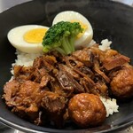 厨房 華楽 - 料理写真:魯肉飯(ルーローハン) 850円。