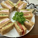 WEST BAY CAFE - ハムと野菜のサンドイッチ（ライ麦パンをトースト）