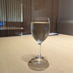 おたる政寿司 - グラスワイン北海道ケルナー 660円(2023年9月)