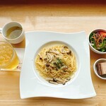 Hayama Kohi - 日替わりパスタランチ！　今日はきのことあさりのパスタ！　サラダとドリンクとスープとデザートもついててうれしいね