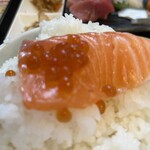 わ楽 - サーモン&イクラ　オンザライス  で、即席親子丼？