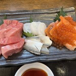 居酒食堂 わ楽 - 生本マグロ、生タコ、小肌の酢じめ、生キングサーモン、イクラの醤油漬け