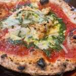 薪窯ピザとワイン SUONARE - トマトとサーモンのピザ