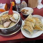 大ちゃんラーメン - 普通の男性ならラーメン普通と小ライス、餃子一人前でお腹いっぱい。餃子ダブルもなんとかいける。