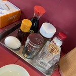 大ちゃんラーメン - 卓上の胡椒は白胡椒　味変に活躍