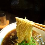 中華そばそのだ - 麺リフト～中細のストレート麺です。