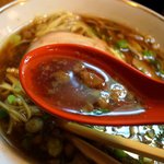 中華そばそのだ - スープは少し濃い目の醤油味。背脂がプカプカ浮いてます。