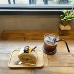 ブリス カフェ プロデュースバイランビック - ほうじ茶ロールとアイス・アメリカーノ