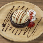 Charcoal-grilled fondant chocolate topped with vanilla ice cream