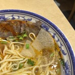 中国蘭州牛肉ラーメン 蘭少爺 - 大根の薄切りが入ってる