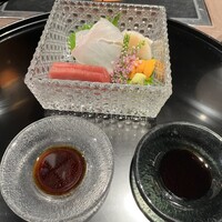 松阪牛 よし田 - 九絵、平貝、大トロ、雲丹。お醤油も普通のと九州の甘いの2種食べ比べ。