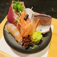 魚菜 由良 2号店 - お造り盛り合わせ。