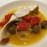 レストラン ラッセ - 25年10月　愛知県豊浜より　ゆっくり火入れしたスズキのアクアパッツァ　（あちき）