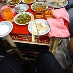 豚足のかどや - ビールケースのテーブル。　偽装？　意図的ではなく、理解が不足していたのです。ｗ