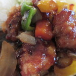 小さな街の食堂 cafe MISTY - 鶏唐揚げとパプリカと玉ねぎを、醤油と酢で味付け