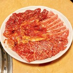 焼肉 肉の街 - 最初のお肉の盛り合わせ