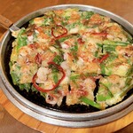 韓国家庭料理 青鶴洞 - 石焼海鮮ネギチヂミ（2,750円税込）