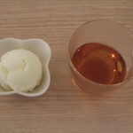 パン・ド・ミ - 食後のシャーベットとほうじ茶