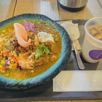 スパイスカリー 大陸 - カレーの酸味も旨味も肉味も野菜みも香味も……贅沢にバランスよく一皿になってます