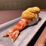 お料理 七草 - 深浦産の超特大の天然車海老に生海胆のにぎり寿司