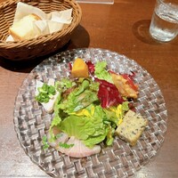 フィーコディンディア - 自家製フォカッチャ、前菜5種類・サラダ盛り合わせ　※パスタコースの一品