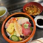 Katsura Sushi - ちらし、マグロ、ぷりぷり貝柱、海老、タコ、穴子も隠れてます