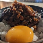 挽肉と米 - 卵黄と食べる醬油プラス